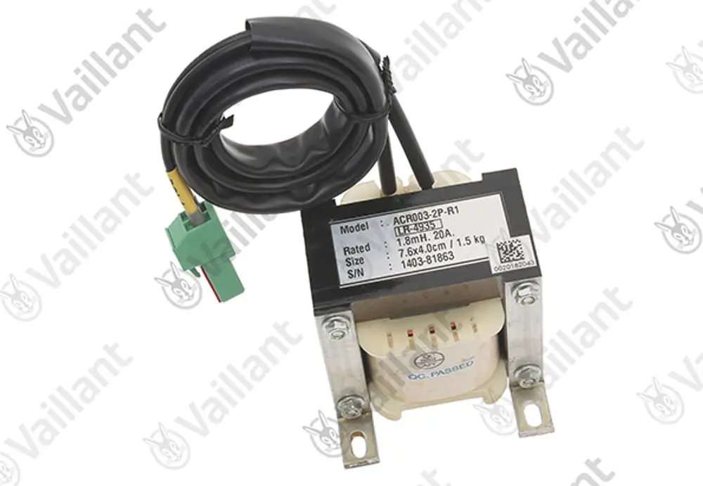 Transformator von Vaillant mit Anschlusskabel und Stecker. Gerät hat Metallhalterungen und zeigt technische Informationen auf einem Aufkleber.